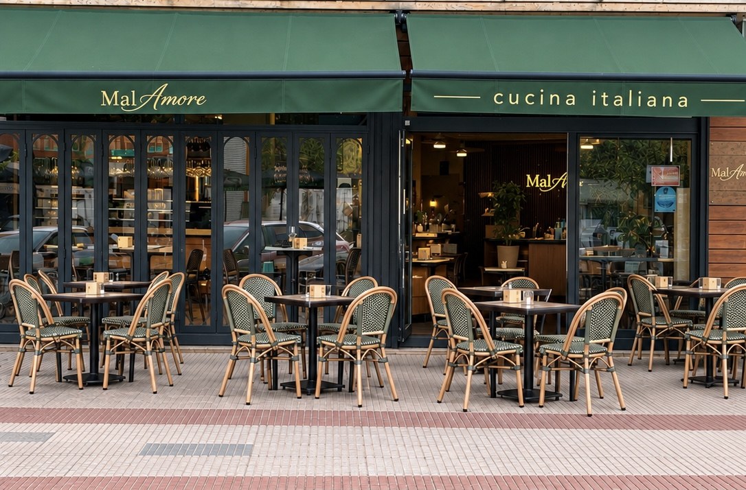 Terraza y fachada de MalAmore con su toldo verde en Alcobendas