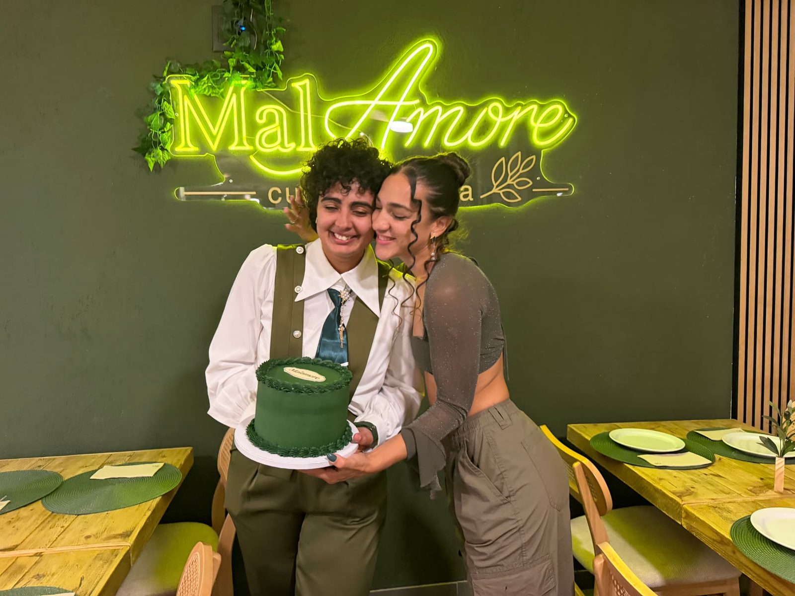 La tarta de la apertura entre abrazos y sonrisas bajo el rótulo de MalAmore