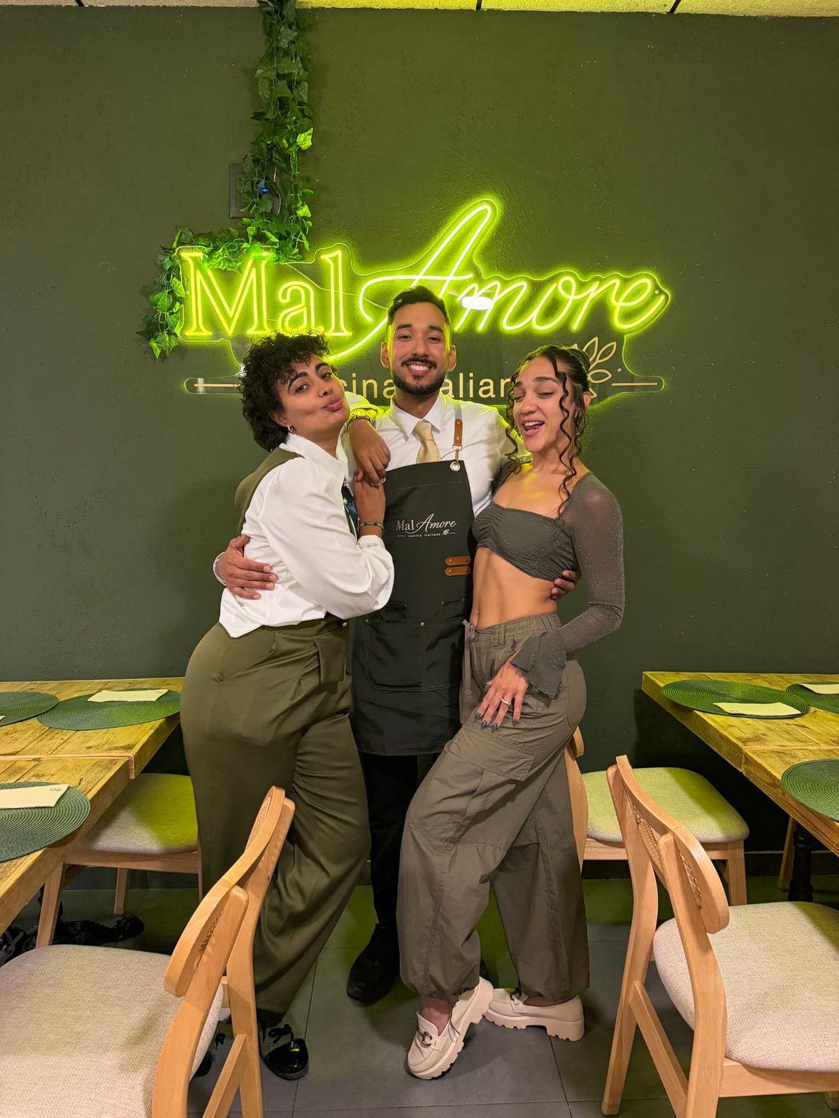 El equipo de sala, con el delantal de MalAmore, celebrando la apertura
