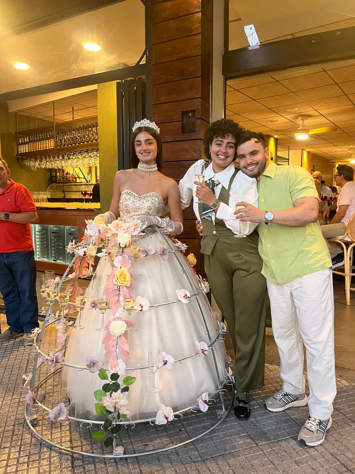 La figura vestida de flores y copas de cava en la puerta de MalAmore